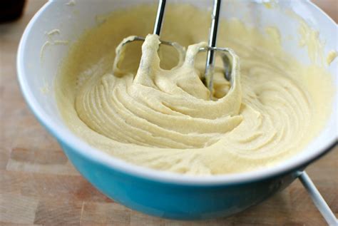 box cake mix without electric mixer|cake batter mixing without mixer.